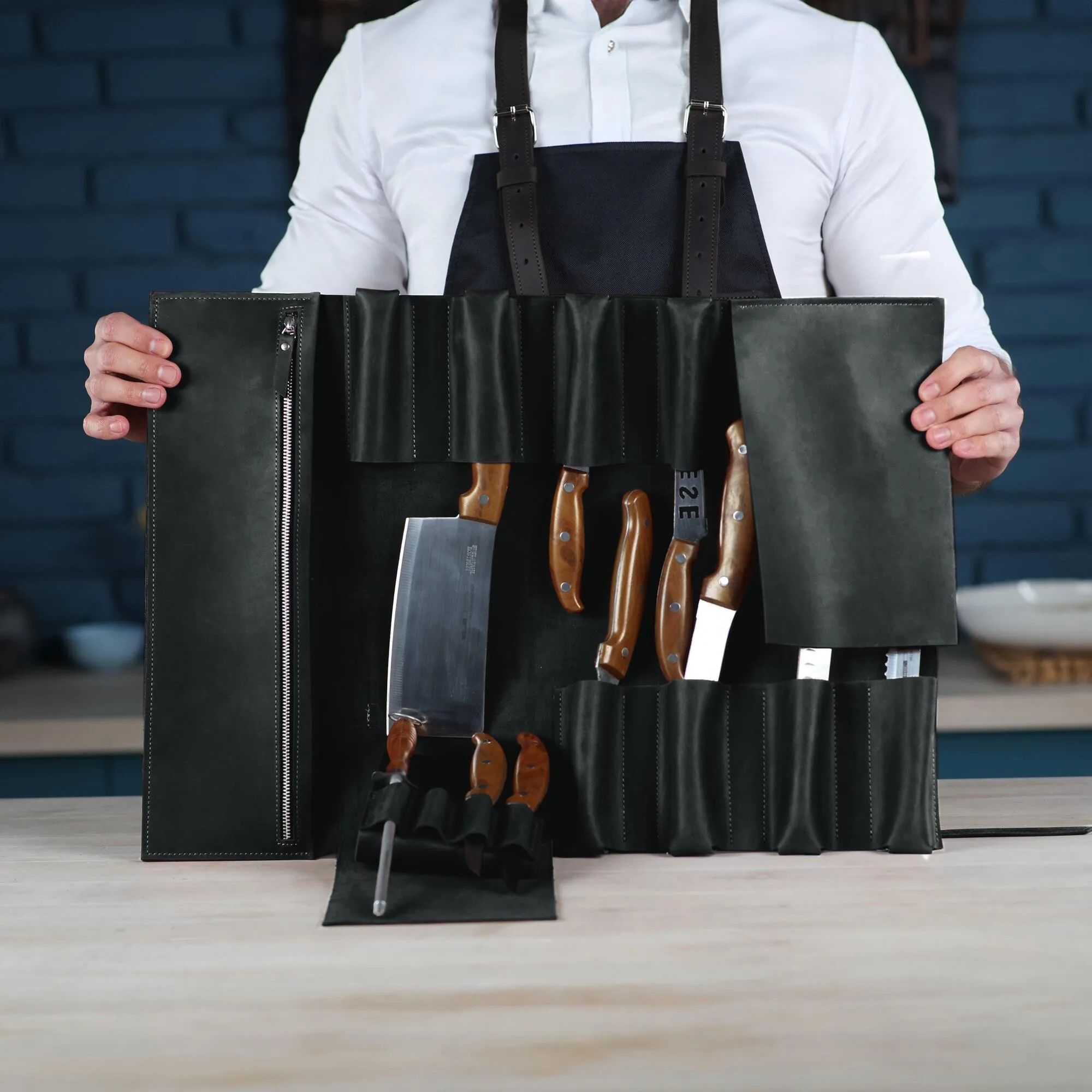 The Professional's Leather Knife Roll - Image 38